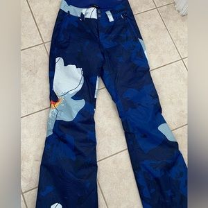 Brand new Northface floral snow pants.